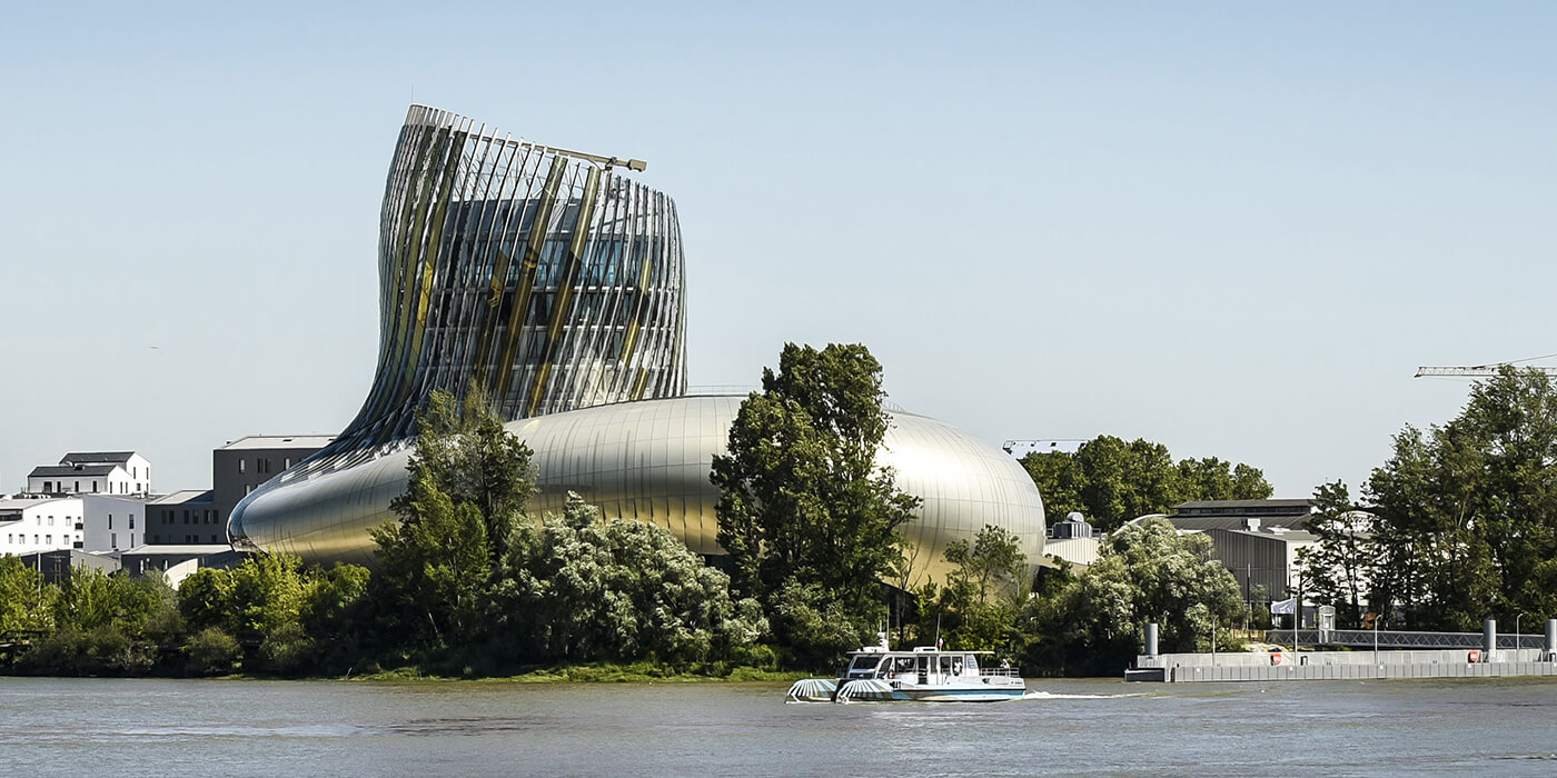 L'extérieur du bâtiment de la Cité du Vin